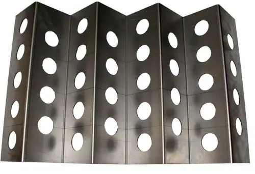 Schwarze Metallstruktur mit großen ovalen Löchern, in Wellenform gestaltet. Teil eines Systems von Wolf zur Abgasführung oder -optimierung.